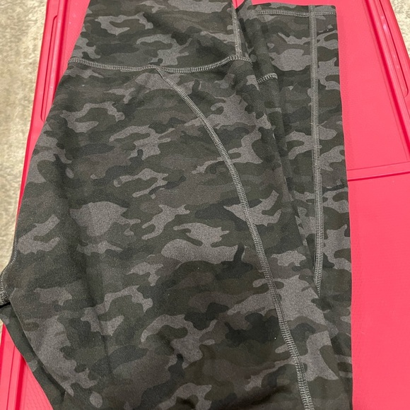 Fablectics  Camo Print Leggings medium Fabletics. So soft , comfy too - Picture 4 of 9